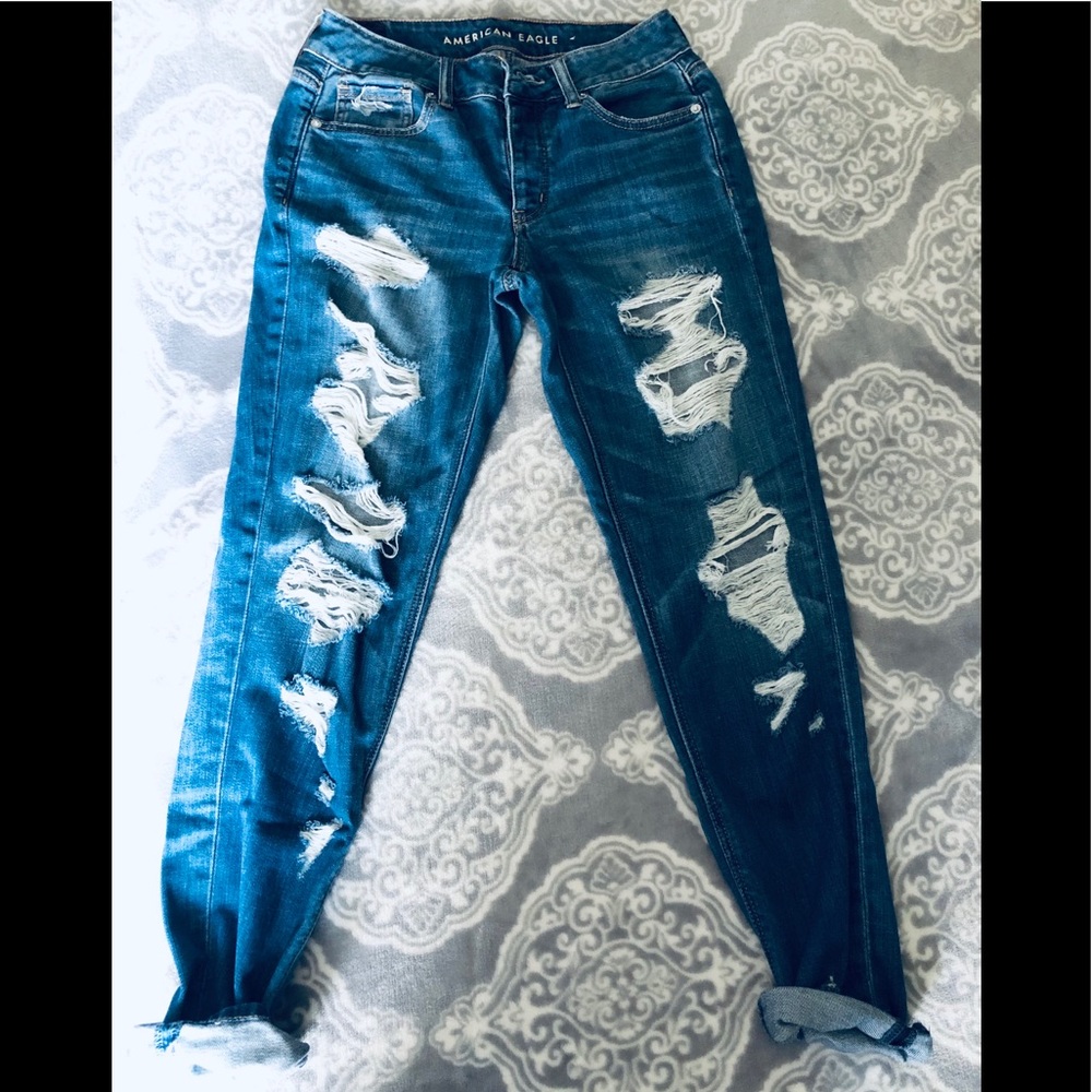 AE Destroyed Tomgirl Jeans LIKE NEW